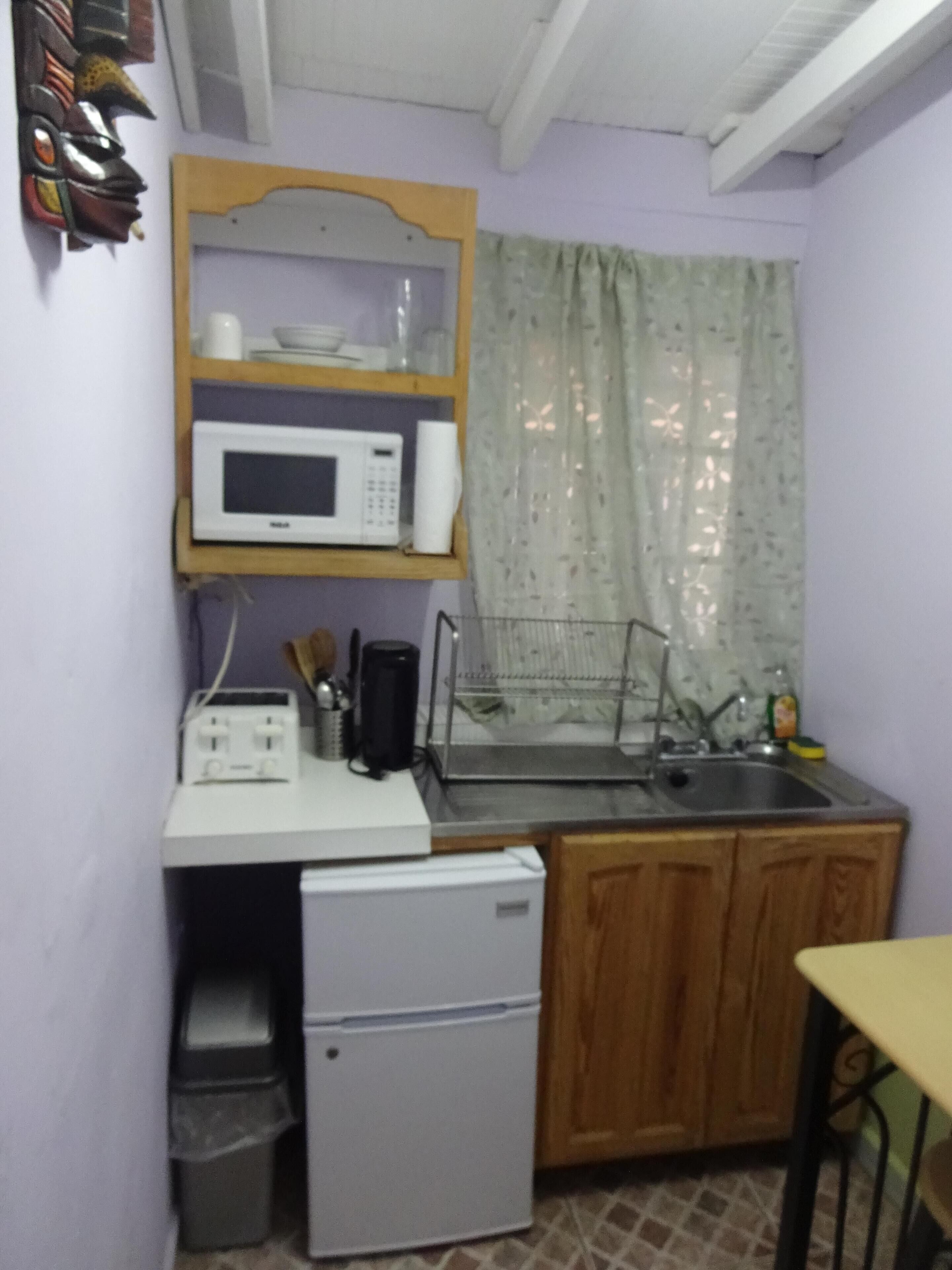 Réfrigérateur, micro-ondes, batterie de cuisine, vaisselle et ustensiles