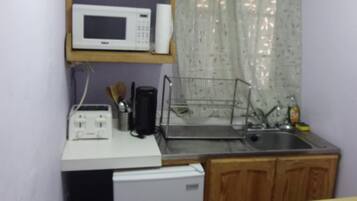 Kühlschrank, Mikrowelle, Kochgeschirr/Geschirr/Besteck, Küchenrolle