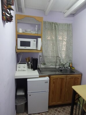 Kühlschrank, Mikrowelle, Kochgeschirr/Geschirr/Besteck, Küchenrolle