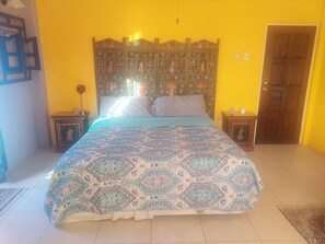 Escritorio, tabla de planchar con plancha, wifi y ropa de cama