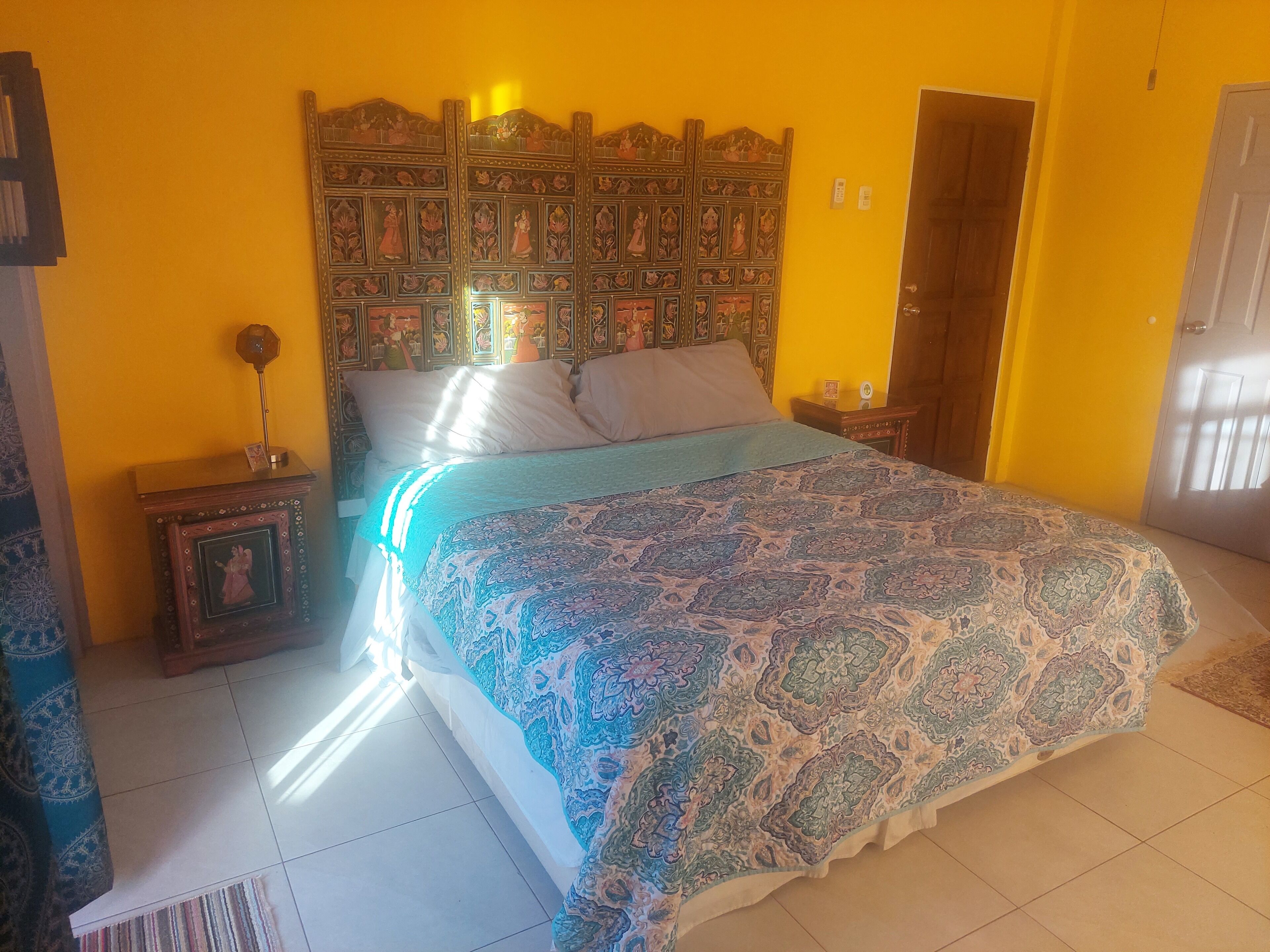 Escritorio, tabla de planchar con plancha, wifi y ropa de cama 