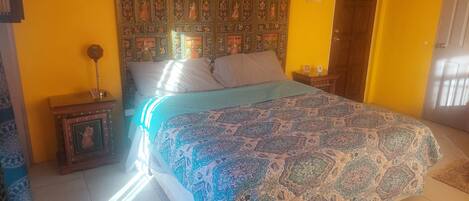 Escritorio, tabla de planchar con plancha, wifi y ropa de cama