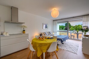 Dining - Large studio, feet in the water! (Bénodet)
