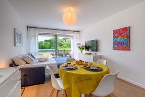 Dining - Large studio, feet in the water! (Bénodet)