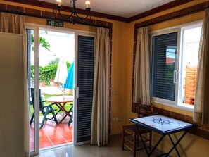 Chambre Standard, 1 lit double, balcon, vue jardin | Coffres-forts dans les chambres, lits pliants/supplémentaires