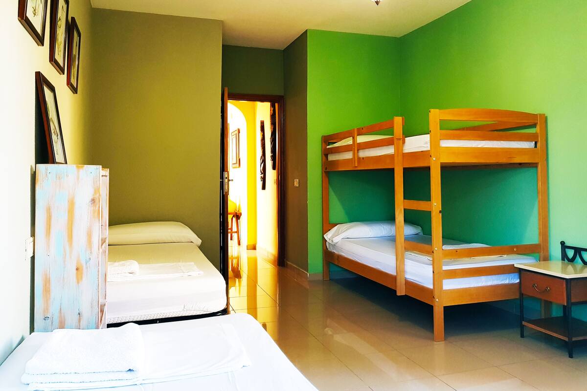 Chambre, 2 lits une place, balcon, vue montagne | Coffres-forts dans les chambres, lits pliants/supplémentaires