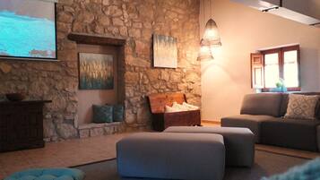 Televisión, chimenea, tenis de mesa y libros