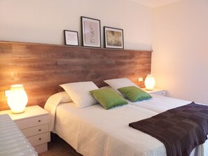 8 bedrooms, desk, iron/ironing board, WiFi - "Masia els Esclopets" (Vilanova de la Aguda)