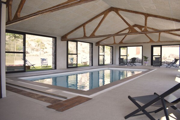 Una piscina cubierta, una piscina al aire libre