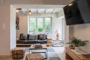 TV - Country House - garden terrasse and access to pool (Continvoir)