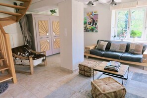 TV - Country House - garden terrasse and access to pool (Continvoir)