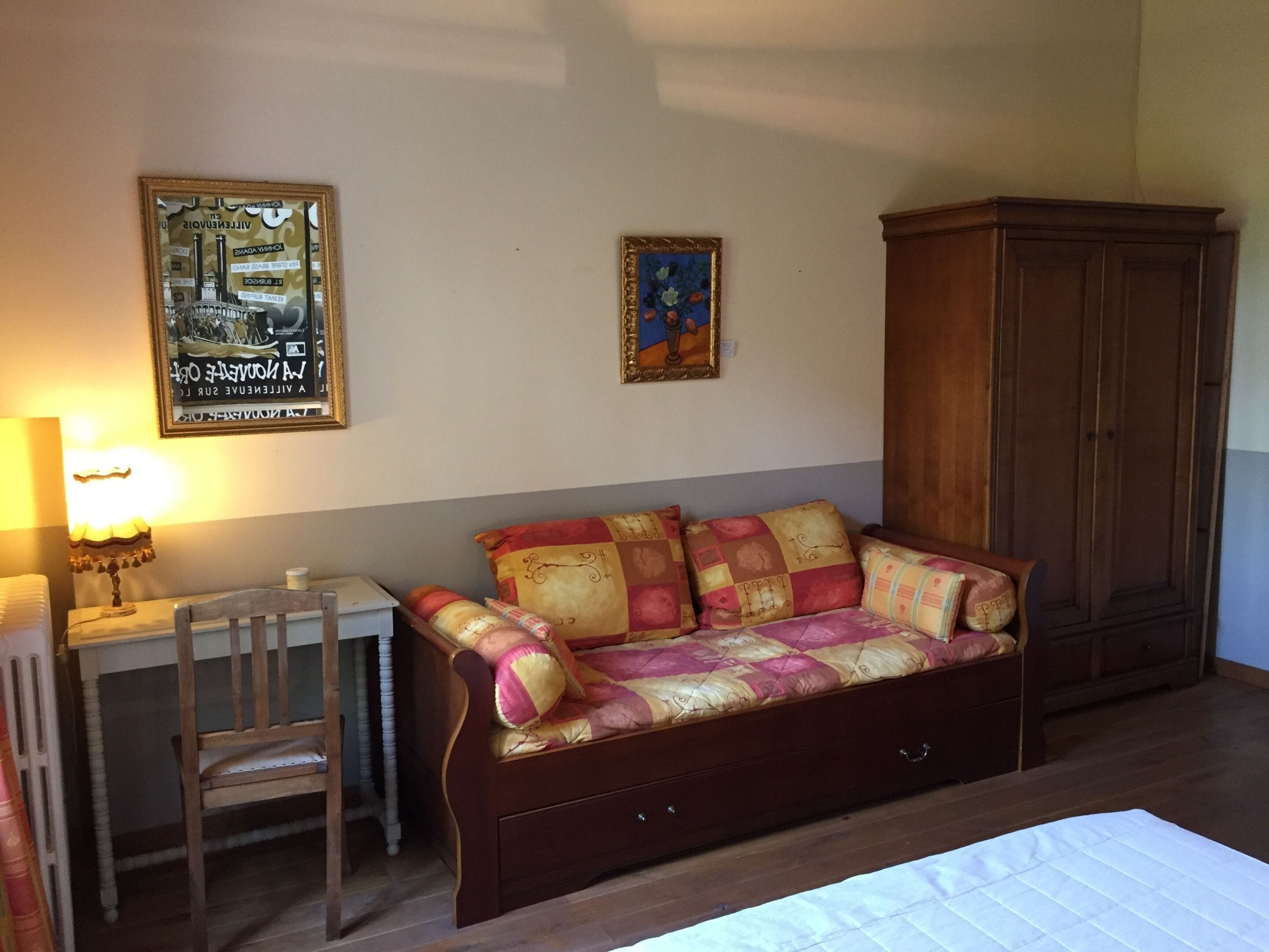 Kolmen hengen classic-huone, kylpyhuone makuuhuoneen yhteydessä (Chambre Musique)