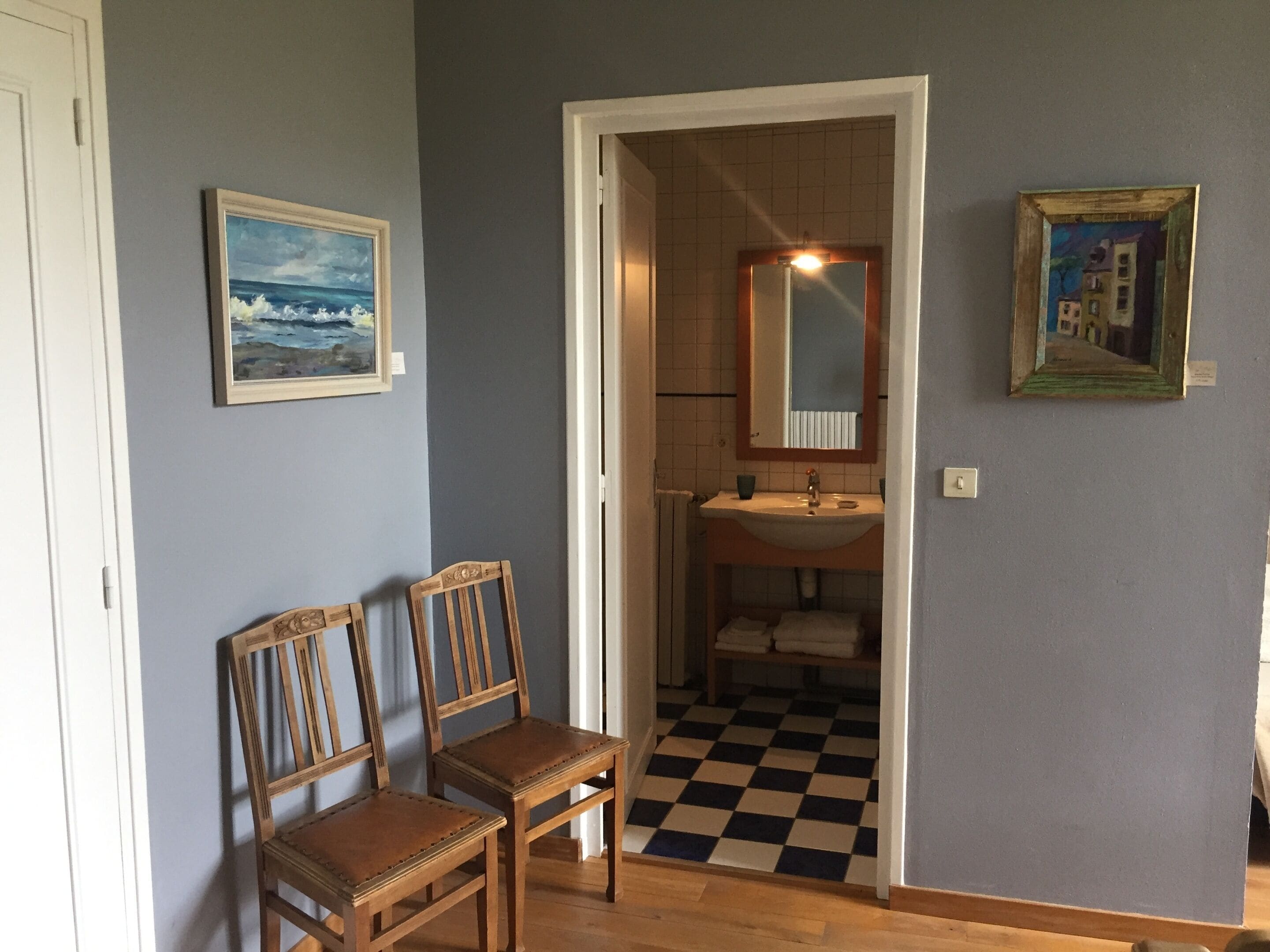 Comfort-sviitti, kylpyhuone makuuhuoneen yhteydessä, näköala puutarhaan (Chambre Blue)