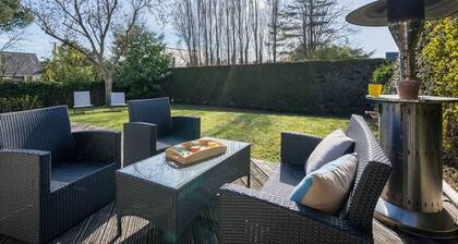Charming 3-Room House in Carnac - 200m from Beach, Private Garden, Parking, WiFi