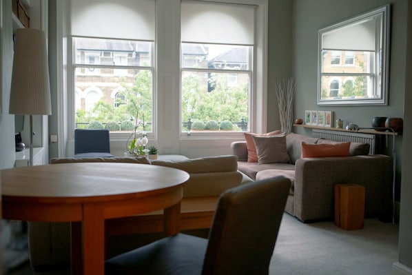 Appartement (2 Bedrooms) | Salle de séjour | Télévision de 20 pouces avec chaînes numériques