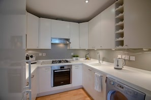 Apartment (2 Bedrooms) | Private kitchen | Full-sized fridge, microwave, oven, stovetop