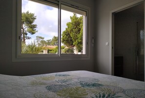 3 bedrooms, desk, soundproofing, iron/ironing board