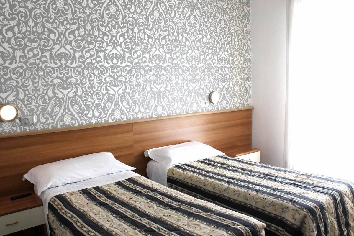 In-room safe, cribs/infant beds, bed sheets