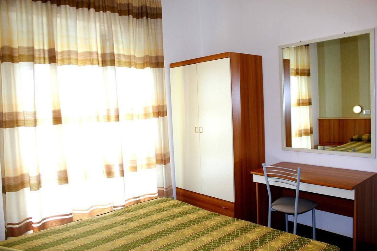 In-room safe, cribs/infant beds, bed sheets