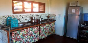 Kylskåp, mikrovågsugn, spishäll och kaffe- och tebryggare