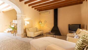 Televisie en een open haard