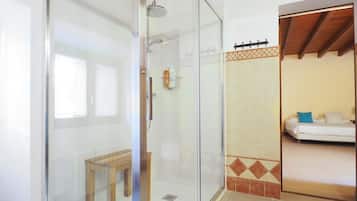 Suite Deluxe | Salle de bain | Douche, douche à « effet pluie », articles de toilette gratuits