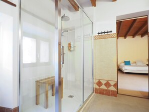 Suite Deluxe | Salle de bain | Douche, douche à « effet pluie », articles de toilette gratuits
