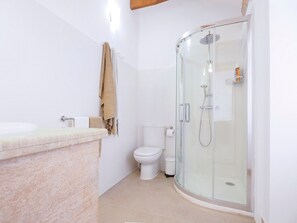 Habitación con cama doble y baño privado | Bagno | Doccia, soffione a pioggia, set di cortesia gratuito, asciugacapelli