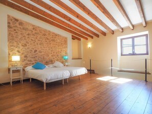 Deluxe Suite | Egyptian cotton sheets, premium bedding, down comforters - Casa Galileo (Costitx)