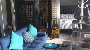 Bureau, fer et planche Ă repasser, Wi-Fi gratuit, draps fournis