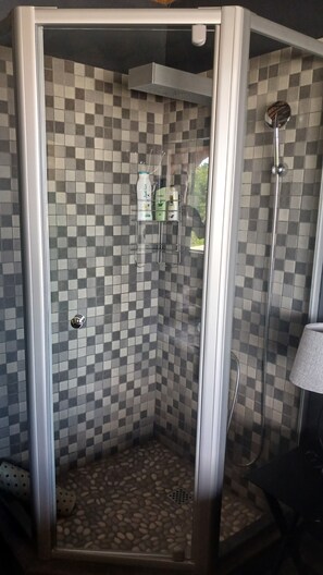 Bathtub, hair dryer, towels, soap - John-Lou's Trendy African Thatch-Roof Studio Flat (Klein Windhoek)