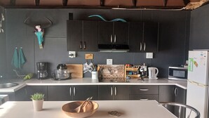 Kaffetrakter/tekoker, kjøleskap, mikrobølgeovn og kokeplater