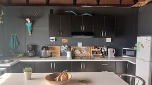 Réfrigérateur, micro-ondes, plaque de cuisson, cafetière/bouilloire