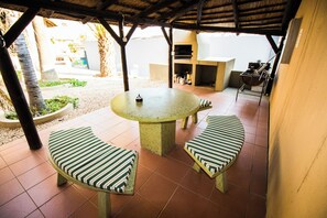 Outdoor dining - John-Lou's Trendy African Thatch-Roof Studio Flat (Klein Windhoek)