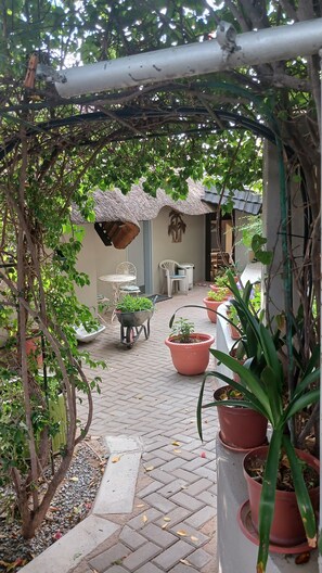 Terrace/patio - John-Lou's Trendy African Thatch-Roof Studio Flat (Klein Windhoek)
