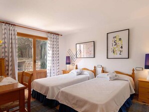 3 bedrooms, iron/ironing board, internet, bed sheets