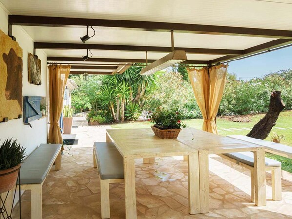 Outdoor dining