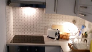Coffee/tea maker, fridge, microwave, stovetop - New. Rest between forest and waves (Kellenhusen (Ostsee))
