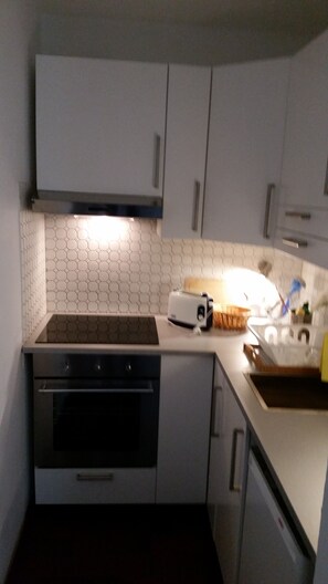 Kahvin-/teenkeitin, jääkaappi, mikroaaltouuni, liesi