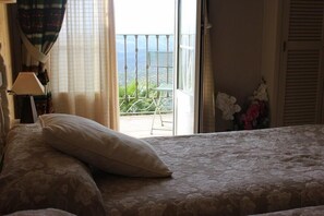 Doppel- oder Zweibettzimmer | Schreibtisch, schallisolierte Zimmer, kostenloses WLAN, Bettwäsche