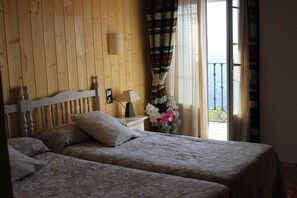 Double or Twin Room | Desk, soundproofing, free WiFi, bed sheets - Hotel La Finca Mercedes (La Iruela)