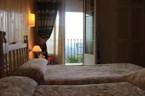 双人房或双床房 | 办公桌、隔音、免费 WiFi、床单