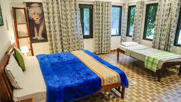 Ropa de cama de alta calidad y espacio para trabajar con laptop
