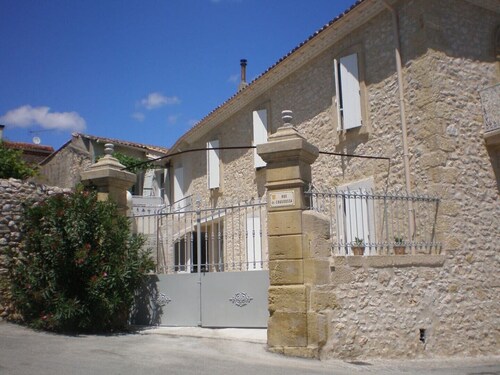 LA MAISON DE PAPÉ Casa Rural por habitaciones: GÎTE COUR