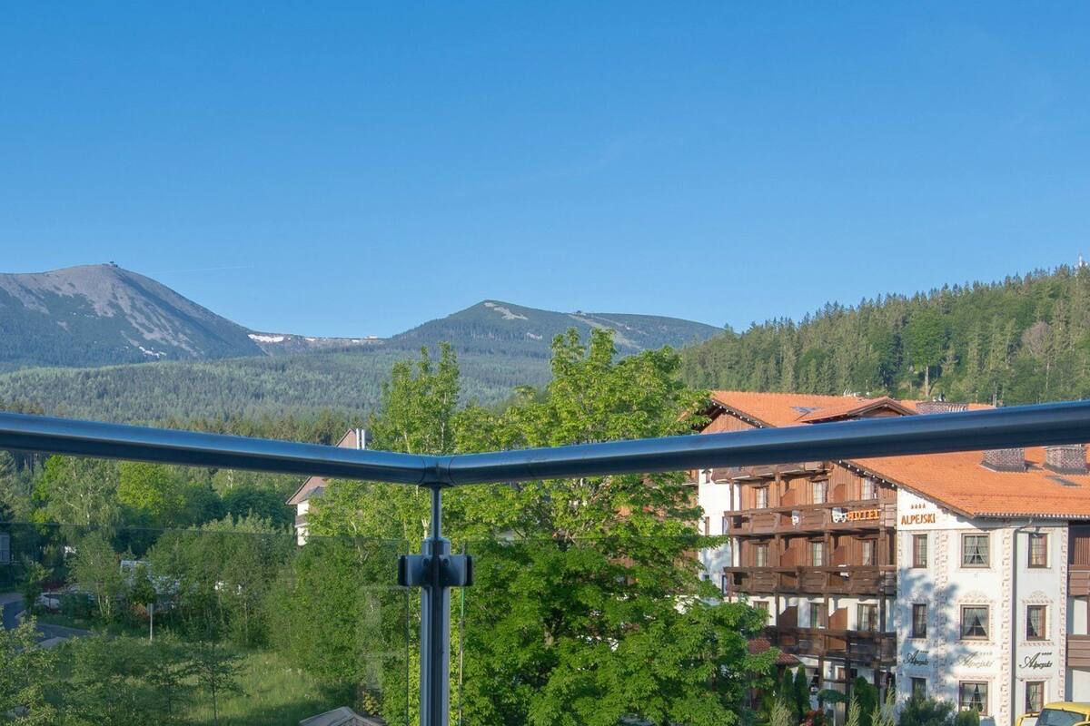 Departamento, vista a la montaña (9/36) | Vista del balcón