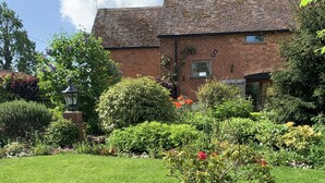A sign for Holiday Cottages Parking. - 5*Gold One bed near Ludlow, The Granary (Kidderminster)