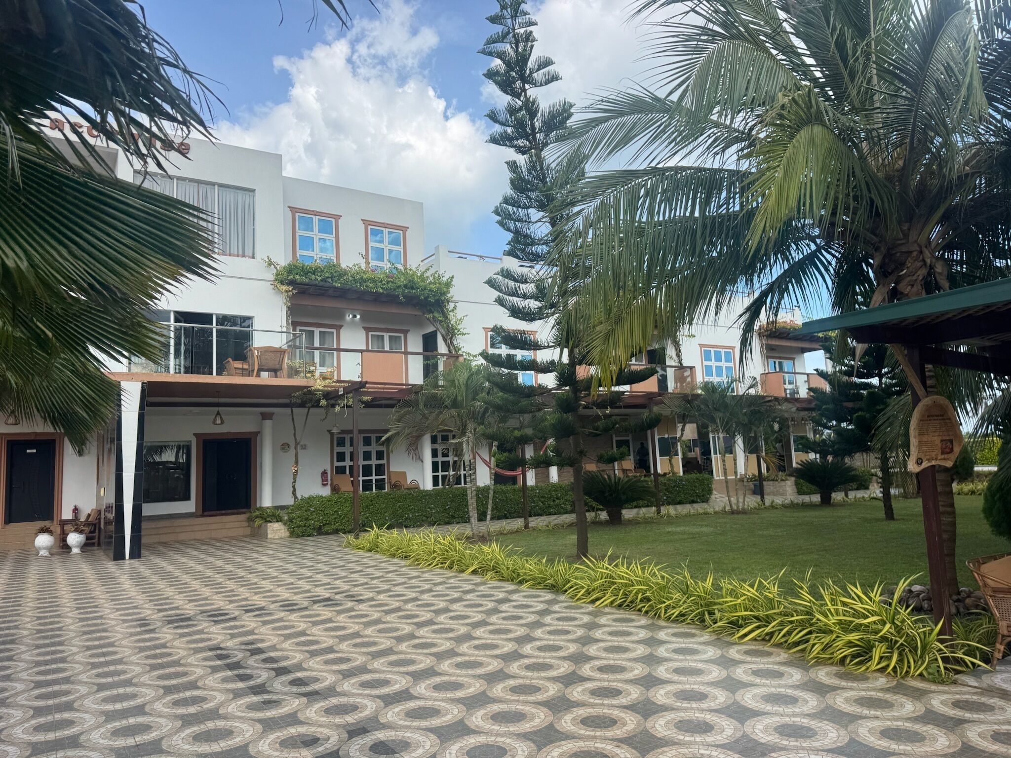 Mặt tiền nơi lưu trú