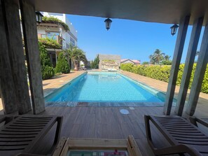 Una piscina al aire libre