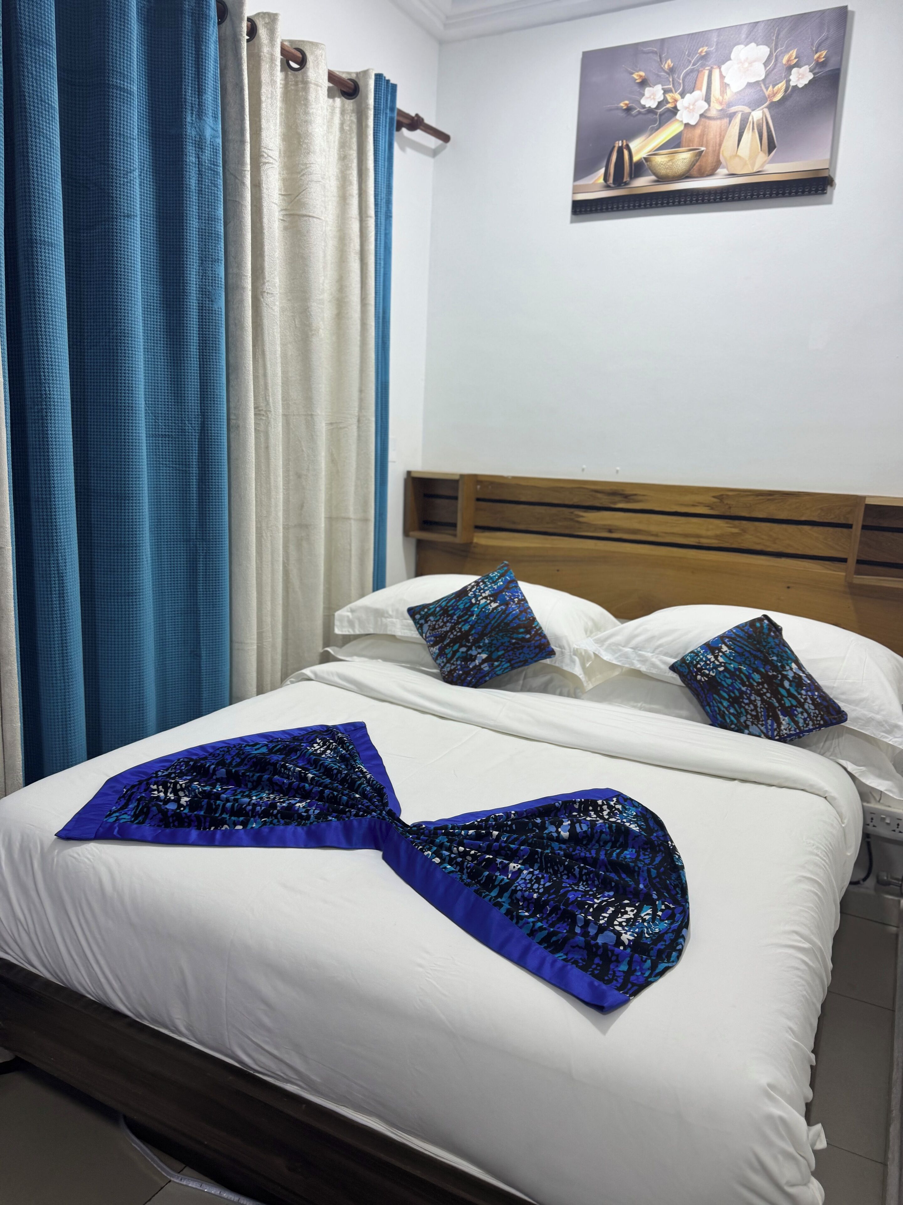 ملاءات من القطن المصري وأغطية فراش متميزة وألحفة محشوة بالريش وميني بار