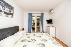 Room (S1) | Free WiFi, bed sheets - Apartments and Room Napoli (Bol)